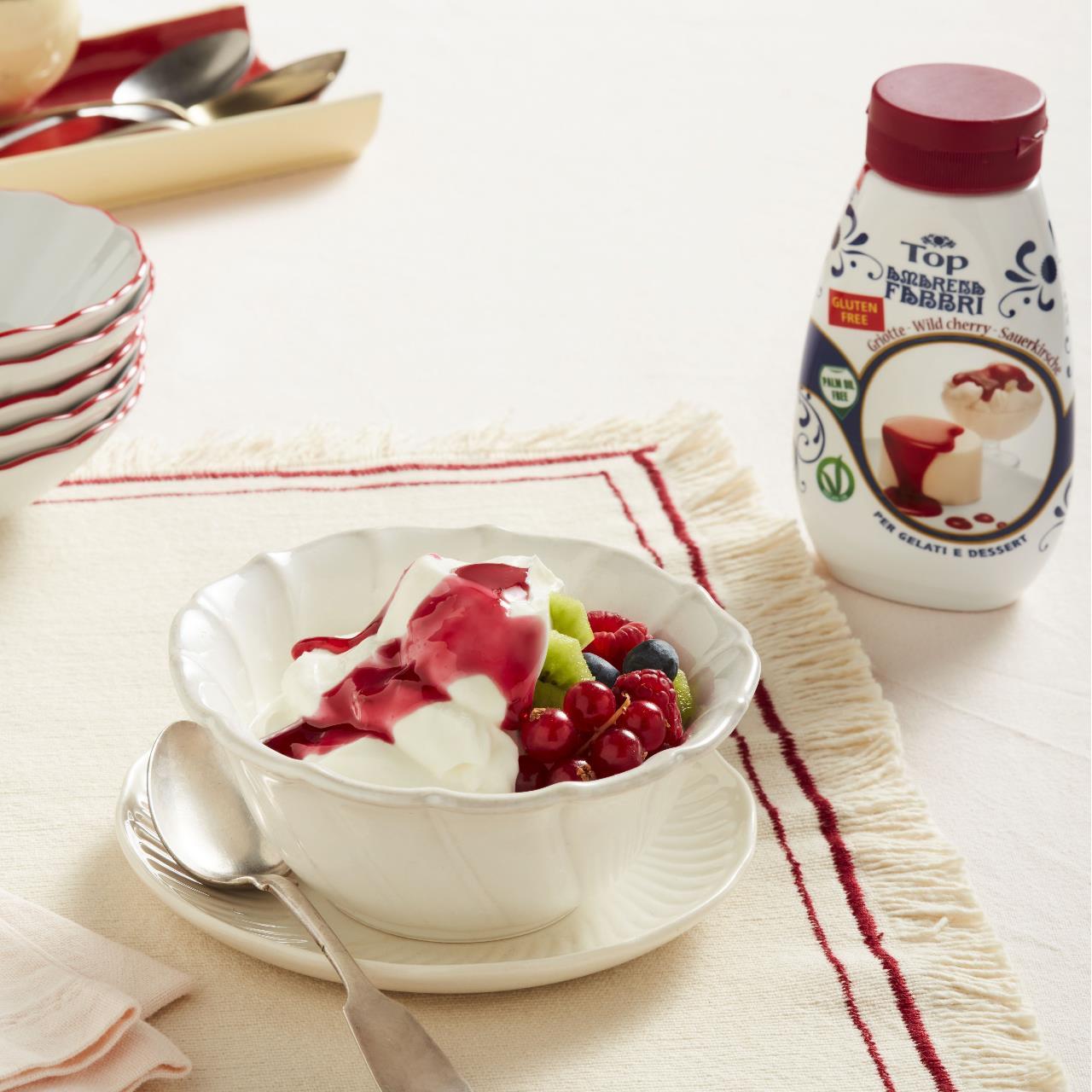 Yogurt con frutta fresca e topping Amarena Fabbri